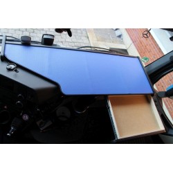 Mercedes Actros Giga Space MP4 & MP5 durchgehender LKW-Tisch mit Auszug Kante schwarz Antirutschmatte blau auf Armaturenbrett