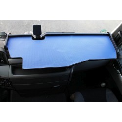 MAN TGX durchgehender LKW-Tisch mit Ausschnitt Kante schwarz Matte blau im Fahrerhaus montiert
