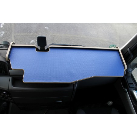 MAN TGX durchgehender LKW-Tisch mit Ausschnitt Kante beige Matte blau im Fahrerhaus montiert