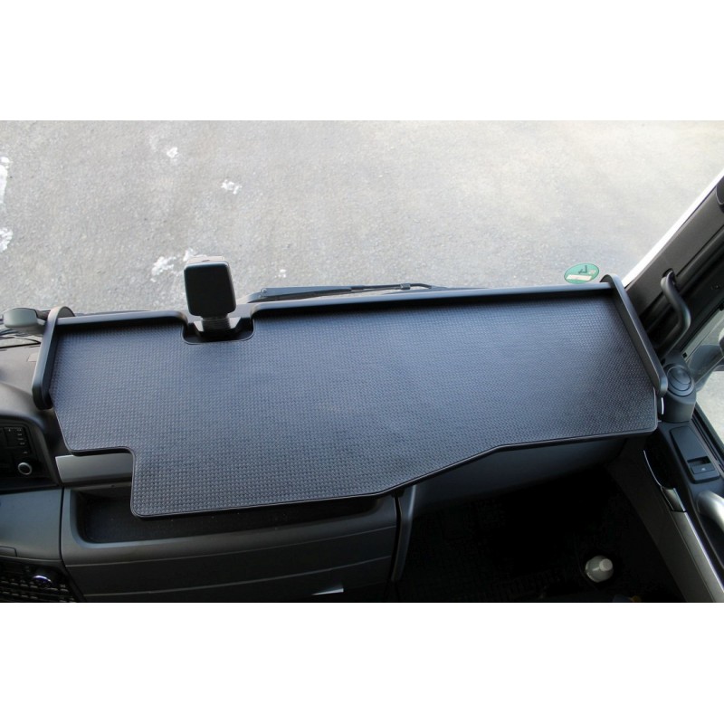 MAN TGX durchgehender LKW-Tisch mit Ausschnitt Kante schwarz Matte schwarz im Fahrerhaus montiert