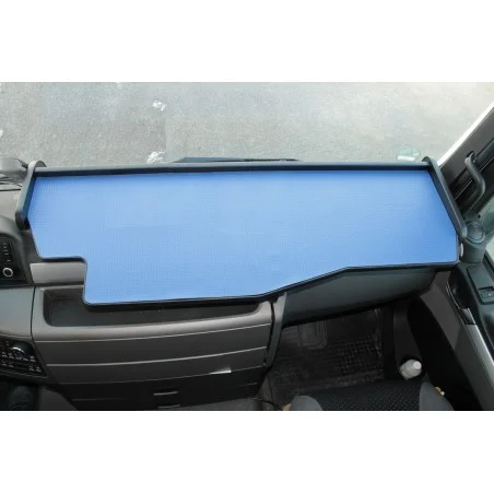 MAN TGL durchgehender LKW-Tisch Kante schwarz Antirutschmatte blau montiert