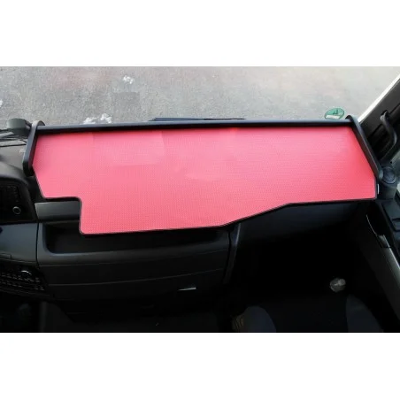 MAN TGL durchgehender LKW-Tisch Kante schwarz Antirutschmatte rot Beispielbild