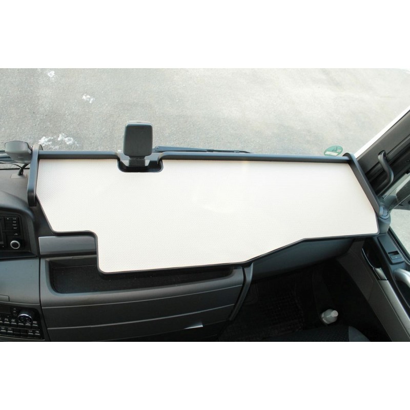 MAN TGL durchgehender LKW-Tisch mit Ausschnitt für Fahrassistent Kante schwarz Antirutschmatte beige im Fahrerhaus montiert