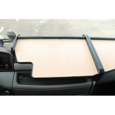 MAN TGM Mittelablage Kante schwarz Antirutschmatte beige Beispielbild