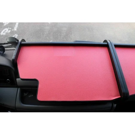 MAN TGL 2018-2020 Mittelablagetisch in schwarz-rot im Fahrerhaus montiert