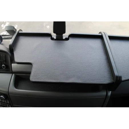 MAN TGX Mittelablagetisch in schwarz mit Ausschnitt für Fahrerassistent