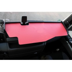 MAN TGS durchgehender LKW-Tisch mit Ausschnitt Kante schwarz Matte rot im Fahrerhaus montiert