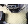 Tunnelmatte und Fußmatten im Fahrerhaus angebracht