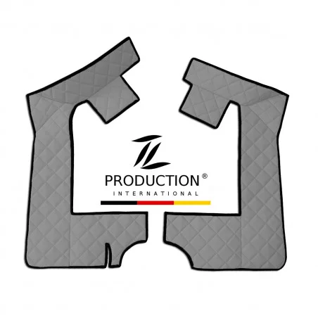 Graue, gesteppte Sitzsockelverkleidung mit schwarzem Rand passen sich den Konturen des Fahrzeugs an und erzeugen einen stilisierten Rahmeneffekt um das Logo „ZL Production International“. Sie sind aus strapazierfähigem Kunstleder gefertigt und passen perfekt zu MAN TGS-Fahrzeugen.