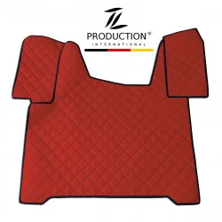 Auf weißem Hintergrund ist eine rote, gesteppte Kunstleder-Tunnelabdeckung mit schwarzen Kanten zu sehen. Sie wurde für den MAN TGS entworfen und weist eine symmetrische Form mit Abschnitten für die Armaturenbrett- und Lenkradseiten auf. Darüber befindet sich das Logo „TL Production International“.