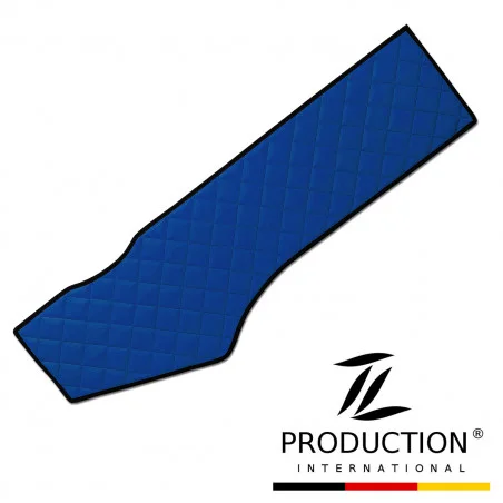 Diagonal ist eine blaue, längliche, gepolsterte LKW-Tischabdeckung mit Rautensteppung und schwarzen Rändern zu sehen. Darunter befindet sich das Logo von „TL PRODUCTION INTERNATIONAL“, das an die Präzision eines MAN TGS-Interieurs erinnert.