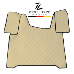 Auf weißem Hintergrund ist eine beige, gesteppte Kunstleder-Tunnelabdeckung mit schwarzen Kanten zu sehen. Sie wurde für den MAN TGS entworfen und weist eine symmetrische Form mit Abschnitten für die Armaturenbrett- und Lenkradseiten auf. Darüber befindet sich das Logo „TL Production International“.