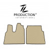 Auf weißem Hintergrund sind zwei beige, gesteppte Fußmatten mit schwarzen Rändern zu sehen. Die linke Matte ist unregelmäßig geformt, während die rechte Matte rechteckig ist. Darüber befindet sich das Logo „TL PRODUCTION INTERNATIONAL“