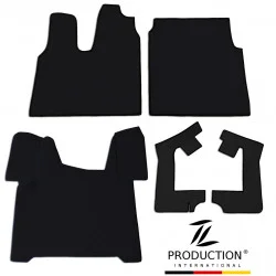 Fünf schwarz gesteppte Automatten mit schwarzem Rand, ideal für MAN TGS-Modelle, liegen auf weißem Untergrund. Unten rechts befindet sich das Logo „TL PRODUCTION INTERNATIONAL“. Perfekt für alle, die ein schickes Kunstleder-Set suchen, um den Innenraum ihres Fahrzeugs aufzuwerten.