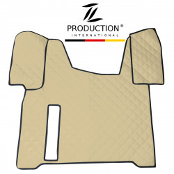Auf weißem Hintergrund ist eine beige, gesteppte Kunstleder-Tunnelabdeckung mit schwarzen Kanten zu sehen. Sie wurde für den MAN TGS entworfen und weist eine symmetrische Form mit Ausschnitten für Handbremse, Armaturenbrett- und Lenkradseiten auf. Darüber befindet sich das Logo „TL Production International“.