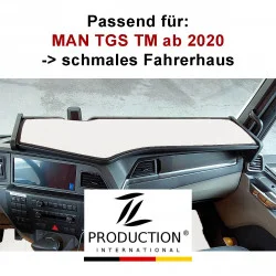 Bild des Armaturenbretts im Innenraum eines Lastwagens mit einer eleganten weißen Kunstleder-Auflage. Der obige Text lautet „Passend für: MAN TGS TM ab 2020 schmales Fahrerhaus“, begleitet vom TL Production International-Logo. Ideal für alle, die Stil und Zweckmäßigkeit in ihrem LKW-Tisch-Design suchen.