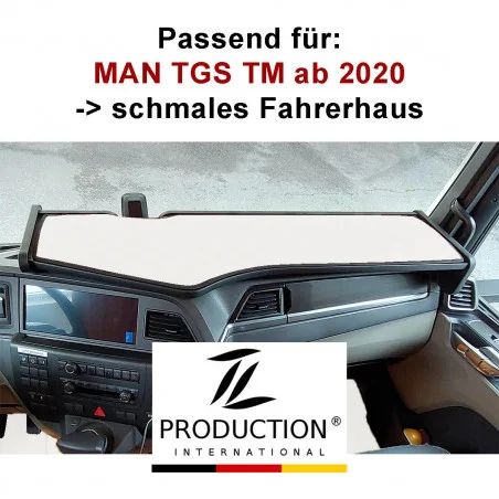 Bild des Armaturenbretts im Innenraum eines Lastwagens mit einer eleganten weißen Kunstleder-Auflage. Der obige Text lautet „Passend für: MAN TGS TM ab 2020 schmales Fahrerhaus“, begleitet vom TL Production International-Logo. Ideal für alle, die Stil und Zweckmäßigkeit in ihrem LKW-Tisch-Design suchen.