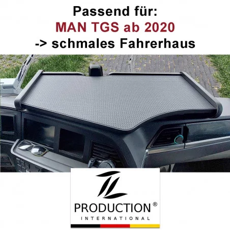 Armaturenbrettabdeckung für einen MAN TGS-LKW, konzipiert für Modelle ab 2020 mit schmaler Kabine. Die Abdeckung wird in der Kabine angezeigt und der Text enthält Angaben zur Produktkompatibilität. Das Logo und der Name des Herstellers werden unter dem Bild angezeigt.