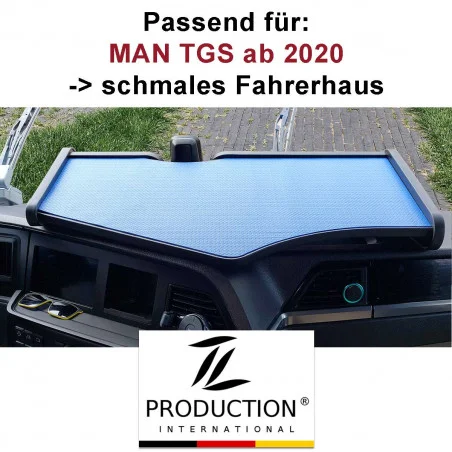 Armaturenbrettabdeckung für einen MAN TGS-LKW, konzipiert für Modelle ab 2020 mit schmaler Kabine. Die Abdeckung wird in der Kabine angezeigt und der Text enthält Angaben zur Produktkompatibilität. Das Logo und der Name des Herstellers werden unter dem Bild angezeigt.