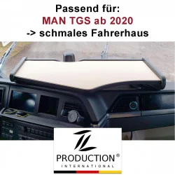 Armaturenbrettabdeckung für einen MAN TGS-LKW, konzipiert für Modelle ab 2020 mit schmaler Kabine. Die Abdeckung wird in der Kabine angezeigt und der Text enthält Angaben zur Produktkompatibilität. Das Logo und der Name des Herstellers werden unter dem Bild angezeigt.