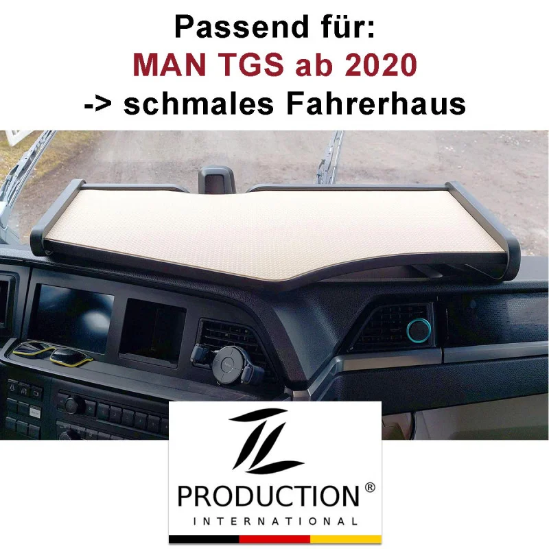 Armaturenbrettabdeckung für einen MAN TGS-LKW, konzipiert für Modelle ab 2020 mit schmaler Kabine. Die Abdeckung wird in der Kabine angezeigt und der Text enthält Angaben zur Produktkompatibilität. Das Logo und der Name des Herstellers werden unter dem Bild angezeigt.