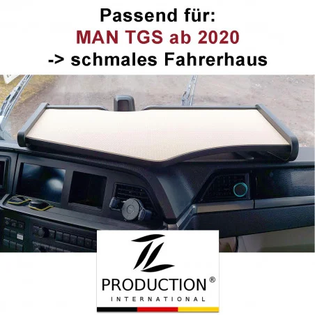 Armaturenbrettabdeckung für einen MAN TGS-LKW, konzipiert für Modelle ab 2020 mit schmaler Kabine. Die Abdeckung wird in der Kabine angezeigt und der Text enthält Angaben zur Produktkompatibilität. Das Logo und der Name des Herstellers werden unter dem Bild angezeigt.