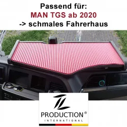 Armaturenbrettabdeckung für einen MAN TGS-LKW, konzipiert für Modelle ab 2020 mit schmaler Kabine. Die Abdeckung wird in der Kabine angezeigt und der Text enthält Angaben zur Produktkompatibilität. Das Logo und der Name des Herstellers werden unter dem Bild angezeigt.