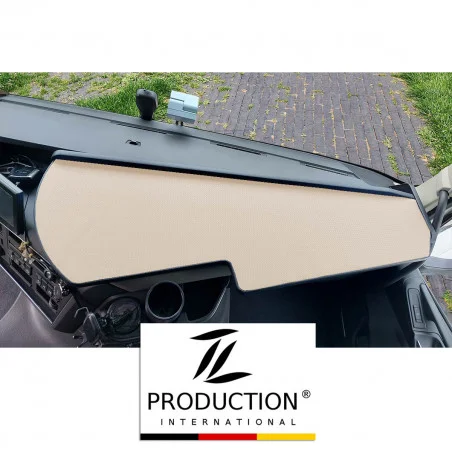 Das LKW-Tisch für den Volvo FH ist elegant mit einer beigefarbenen Antirutschmatte bedeckt. Der Blick umfasst Teile der Windschutzscheibe und des Seitenspiegels. Ein Logo am unteren Rand zeigt „TL Production International“, während die Matte einen starken Kontrast zum dunklen Innenraum bildet.
