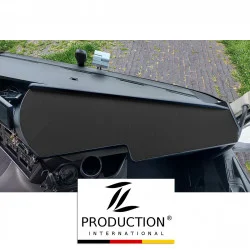 Das Armaturenbrett des Fahrzeugs, ausgestattet mit einem LKW-Ablagetisch und einer eleganten schwarzen Schutzabdeckung, bietet durch die Windschutzscheibe einen Blick auf den gepflasterten Außenbereich. Unten ziert ein Logo mit der Aufschrift „TL Production International“ das Volvo FH-Erlebnis mit einem Hauch von Eleganz.