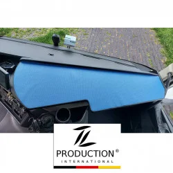 Das LKW-Tisch für den Volvo FH ist elegant mit einer blauen Antirutschmatte bedeckt. Der Blick umfasst Teile der Windschutzscheibe und des Seitenspiegels. Ein Logo am unteren Rand zeigt „TL Production International“, während die Matte einen starken Kontrast zum dunklen Innenraum bildet.
