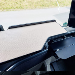 MAN TGX ab 2020 durchgehender LKW-Tisch Kante schwarz Antirutschmatte beige mit Ausschnitt für OptiView Detailansicht