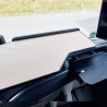 MAN TGX ab 2020 durchgehender LKW-Tisch Kante schwarz Antirutschmatte beige mit Ausschnitt für OptiView Detailansicht