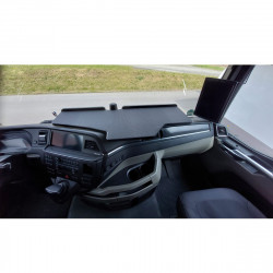 MAN TGX ab 2020 durchgehender LKW-Tisch Kante schwarz Antirutschmatte schwarz mit Ausschnitt für OptiView Innenansicht im LKW