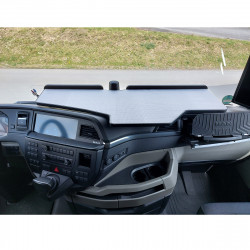 MAN TGX ab 2020 durchgehender LKW-Tisch Kante schwarz Antirutschmatte grau LKW mit Optiview Innenansicht LKW