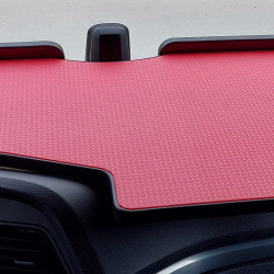 MAN TGX ab 2020 OptiView durchgehender LKW-Tisch Kante schwarz Antirutschmatte rot Detailansicht