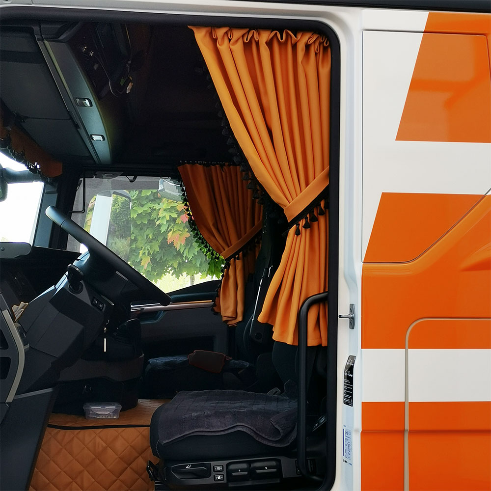 LKW-Scheibengardinen für MAN in orange im Fahrerhaus dekoriert